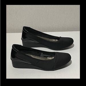 Gloria Vanderbilt Black Patent Leather Wedge Shoes, size 7.